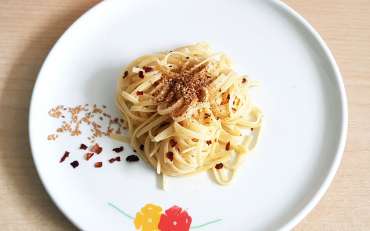 Spaghetti aglio, olio e peperoncino e Sesamo di Ispica biologico